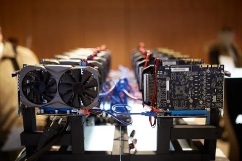 Cryptocurrency mining equipment - lots of gpu cards on mainboard Stock-Fotos