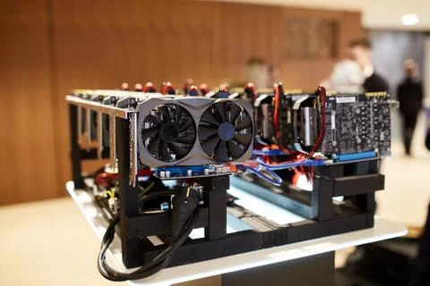 Cryptocurrency mining equipment - lots of gpu cards on mainboard Stock-Fotos