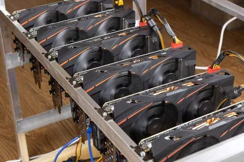 Cryptocurrency mining farm, extraction of bitcoins, ethereum. Fans spinning o Foto stock