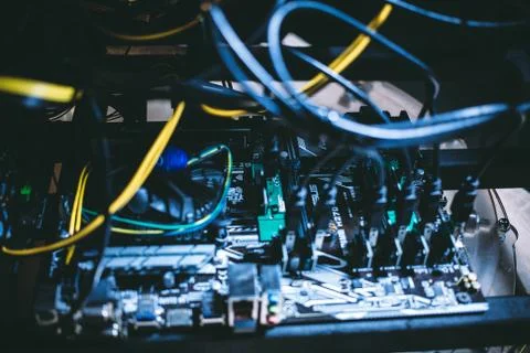 Cryptocurrency mining rig PCIe riser extenders plugged to motherboard. Foto stock