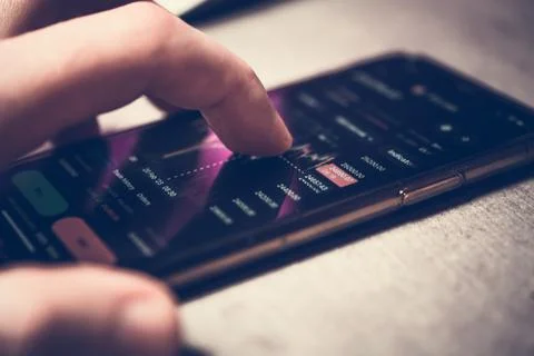 Cryptocurrency Trading Chart on Mobile Screen Foto stock