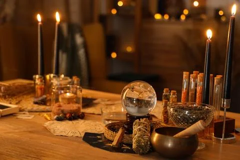 Crystal ball and magic attributes on table Stock-Fotos