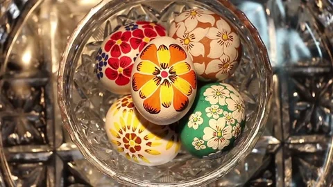 A crystal basket with Easter eggs hand-painted rotates around its axis 스톡 동영상 74305118