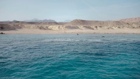 Crystal clear deep water of the red sea and the deserted shore of the island. 스톡 동영상 91165239