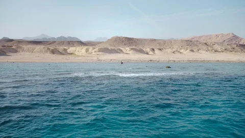 Crystal clear deep water of the red sea and the deserted shore of the island Video stock 91165672