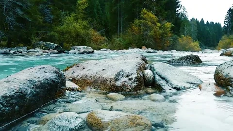 Crystal Clear Mountain Stream Reflecting Majestic Peaks in a Peaceful Landscape Vídeos de archivo 337785971