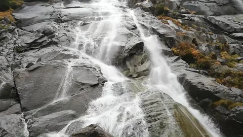 Crystal-Clear Mountain Waterfall in a Serene Natural Landscape Vídeos de archivo 337786012
