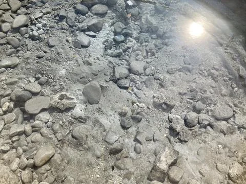 Crystal clear natural hot spring pond which can see gray pebbles and rocks Foto stock