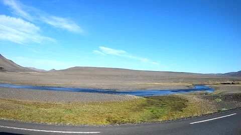 Crystal clear river flowing through Icelandic highland meadows Vídeos de archivo 333524440