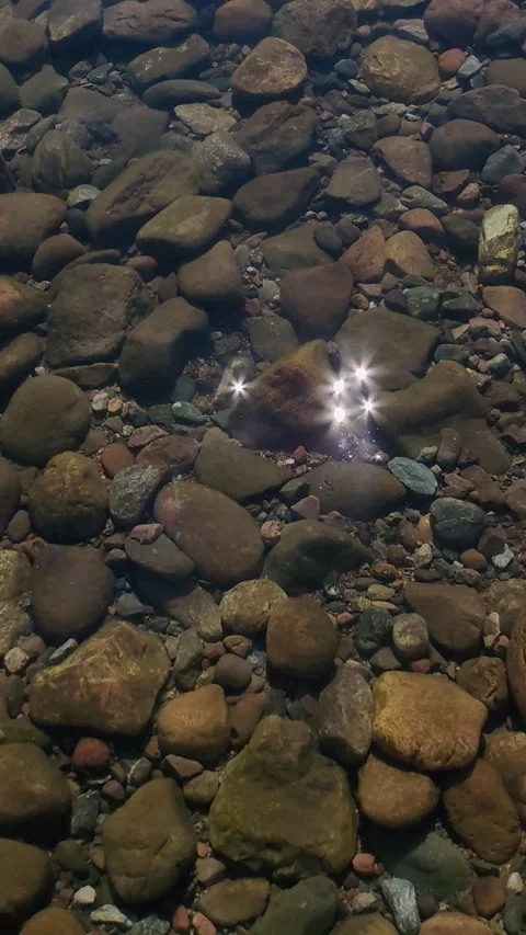 Crystal clear river water rippling over pebbles. vertical. 库存影片 333286357