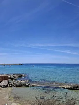 Crystal clear turquoise sea water meets rocky shoreline in Calpe Spain unde.. Foto stock