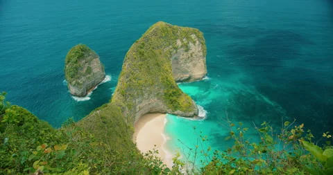 Crystal clear turquoise water at Kelingking Beach cove in Nusa Penida Bali Stock Footage 344200073