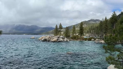 Crystal clear turquoise waters of Sand Harbor Beach at Lake Tahoe with large 库存影片 341326516
