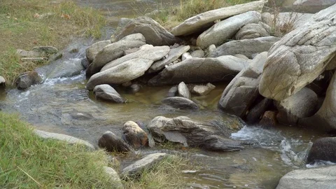 Crystal clear water flowing between old stones, natural valley in spring. Vídeo Stock 99868454