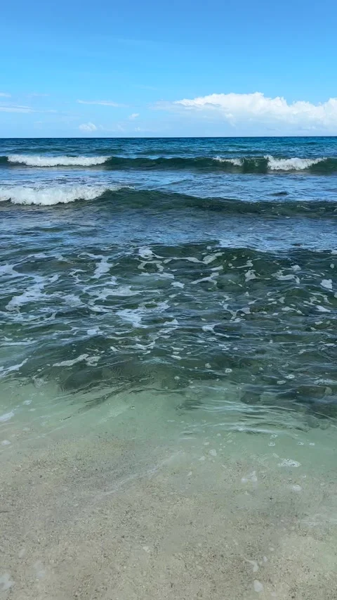 Crystal clear water rolling in over rocks Stock-Footage 334793267