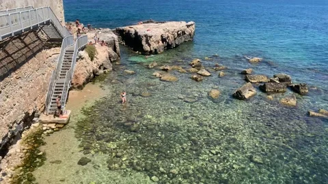 Crystal clear waters bathe the ancient walls of the castle of Syracuse 库存影片 220629045