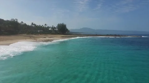 Crystal clear waters on a secluded beach on the North Shore of Oahu, Hawaii Video stock 47286313