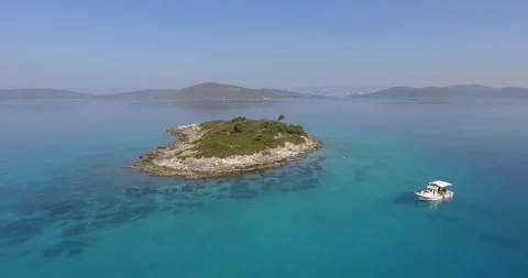 Crystal Clear Waters Surrounding Remote Island. 库存影片 266912392