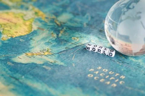 Crystal globe and world map with "WORLD" alphabet cube letter Foto stock