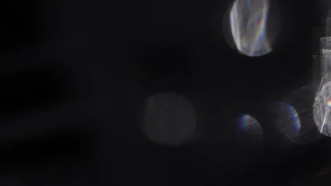 Crystal light ring emanating from the glass on the right 库存影片 318776615