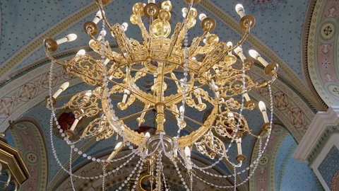 The crystal pendant lamps in a hall. Stockbeeldmateriaal 123700300