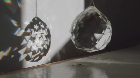 Crystal prism rotating in slow motion Видео 142346592
