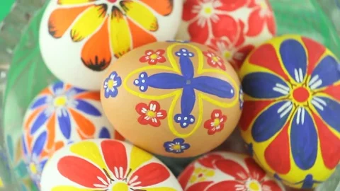 Crystal vase with Easter eggs revolves 動画素材 74171705