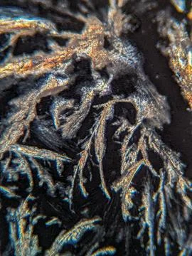 Crystals under polarized microscope showing subtle color fringe 스톡 사진