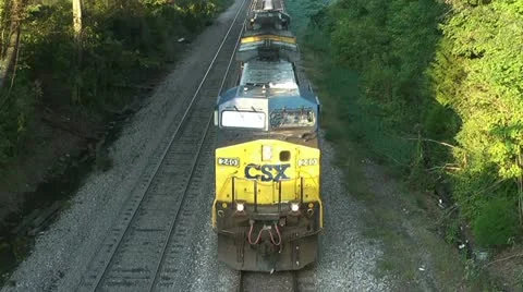 CSX TRAIN PASSES UNDER BRIDGE 스톡 동영상 11145226