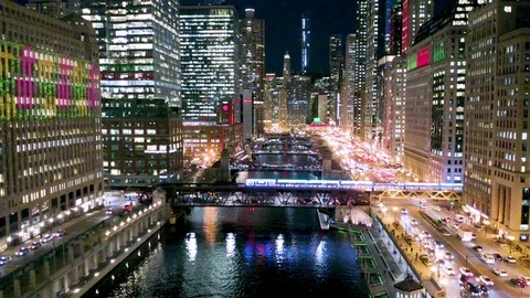 CTA Holiday Train Crosses over Chicago River at Night Vídeo Stock 121802245