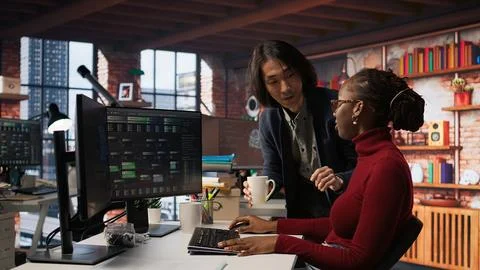 CTO supervisor in AI startup bringing coffee to tired worker Stockfoto's
