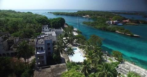 CU aerial circle around an abandoned island mansion complex in Colombia Vídeos de archivo 72393265