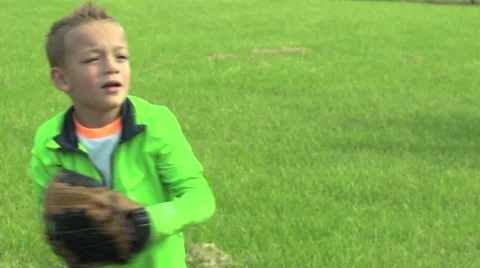 CU boy catch and throw baseball Vidéo 45529973