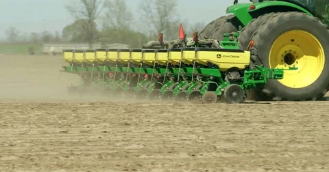 CU of farmer tractor seeder in field planting corn and soybean seed farmland Vidéo 73584125
