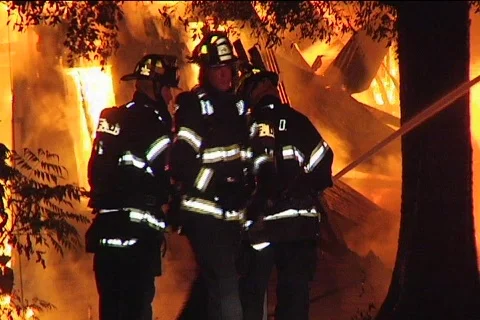 CU Firemen Maintain Giant Flames from Street 動画素材 852144