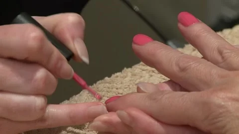 CU hands manicure applying nail polish Vidéo 297480455