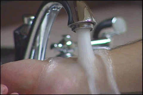 CU hands under faucet 動画素材 7813534