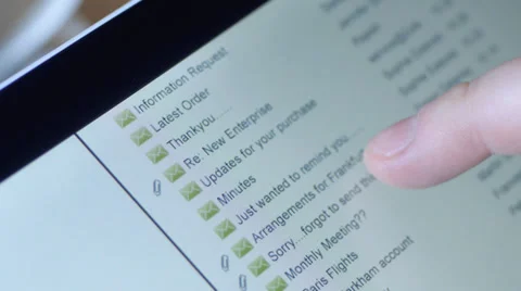 CU looking through emails on tablet pc Vidéo 31916240