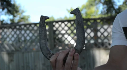 CU Man holding horseshoe Vidéo 31552244