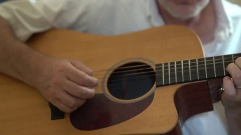 CU of Man playing guitar 動画素材 77284360