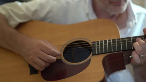CU of Man playing guitar Slowmo Видео 77284676