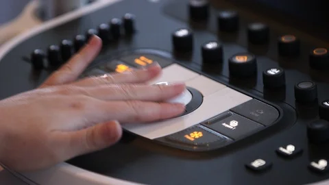 CU Sonographer moves wheel 스톡 동영상 114181392