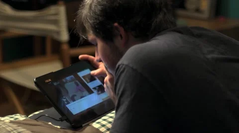 CU Teen using Tablet Vidéo 45529967