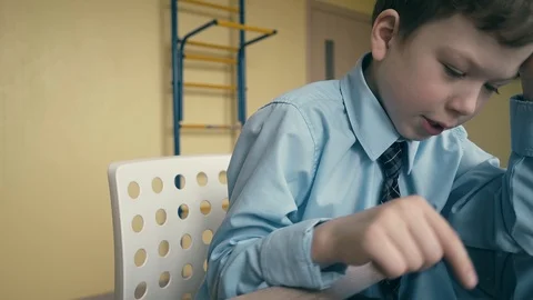 CU, Tracking: Pupil works on tablet computer Stock-Footage 105099504