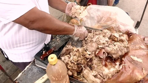 CUBA Close-up cut the pork Vídeos de archivo 113262161