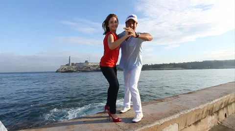 Cuban Couple dancing salsa in Malecon, Havana Stock Footage 37372170