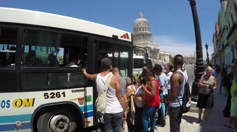 Cubans in the line to catch the public bus Video stock 52572536