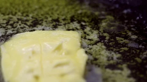 Cube of butter melting 動画素材 70759644