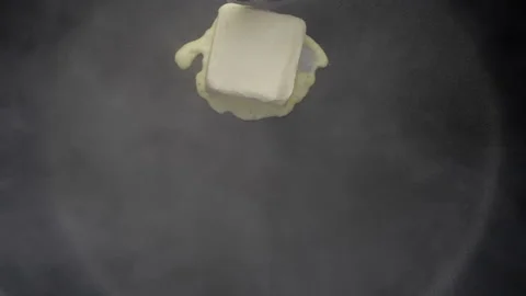 Cube of butter melting sizzling. Video stock 145055622