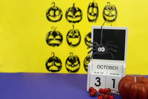 Cube calendar with the date "OCTOBER 31", decorated with a decorative spider Stock Photos